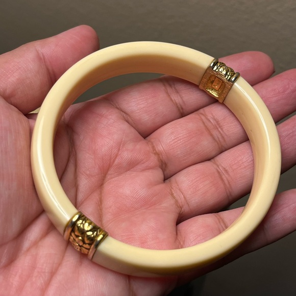 Crown Trifari Bangle Cream Marble Lucite 1960’s - Picture 4 of 8